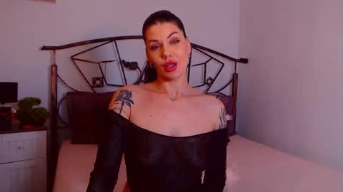 Snapshot of yvonneeverlee chatting on November 24, 2025, 6:18 pm I V Y online show from November 24, 2025, 6:18 pm