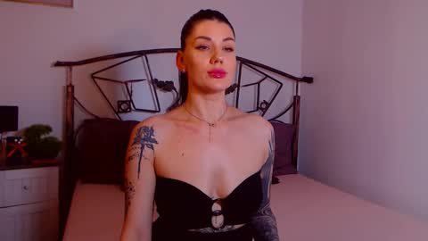 Snapshot of yvonneeverlee chatting on December 13, 2025, 8:47 pm I V Y online show from December 13, 2025, 8:47 pm