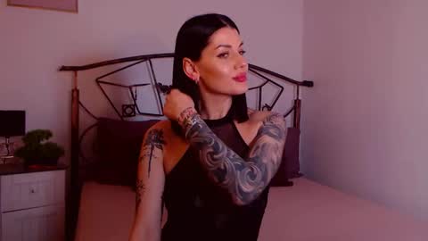 Snapshot of yvonneeverlee chatting on January 9, 2026, 8:54 pm I V Y online show from January 9, 2026, 8:54 pm