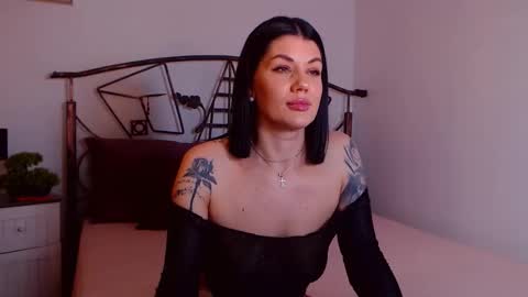 Snapshot of yvonneeverlee chatting on January 16, 2026, 9:19 pm I V Y online show from January 16, 2026, 9:19 pm