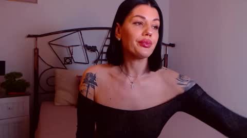 Snapshot of yvonneeverlee chatting on February 2, 2026, 9:02 pm I V Y online show from February 2, 2026, 9:02 pm