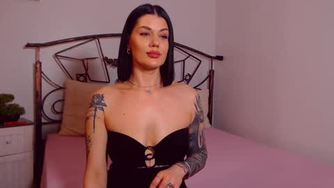 Snapshot of yvonneeverlee chatting on March 2, 2026, 9:43 pm I V Y online show from March 2, 2026, 9:43 pm