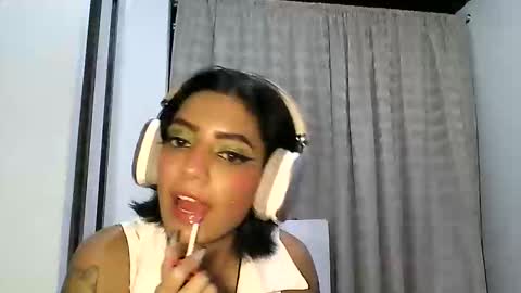 Snapshot of zafiro_rubi chatting on April 24, 2026, 12:24 am Zafiro online show from April 24, 2026, 12:24 am