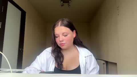 Snapshot of zanaestrin chatting on August 4, 2026, 8:28 am Liana online show from August 4, 2026, 8:28 am