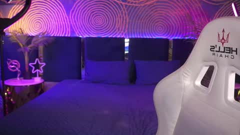 Lola online show from September 28, 2025, 7:08 pm