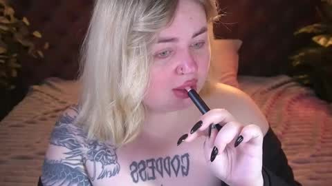 Snapshot of zarareign_ chatting on April 23, 2026, 8:22 pm Lola online show from April 23, 2026, 8:22 pm