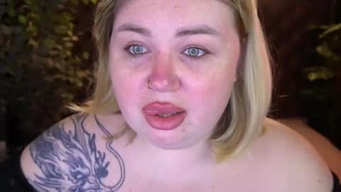 Snapshot of zarareign_ chatting on May 7, 2026, 7:52 pm Lola online show from May 7, 2026, 7:52 pm
