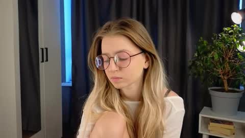 Avi online show from September 23, 2025, 1:25 pm