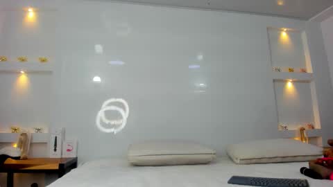 Zenda Evans online show from November 26, 2025, 4:02 am