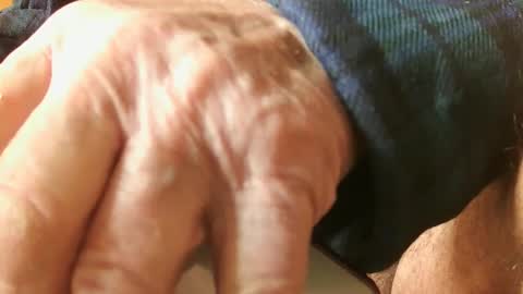 Snapshot of zevioo77 chatting on December 22, 2024, 11:44 am zevioo77 online show from December 22, 2024, 11:44 am