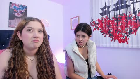 Snapshot of zoe_and_valeria chatting on April 9, 2026, 5:07 pm Zoe And Valeria online show from April 9, 2026, 5:07 pm