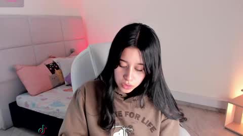 Zoe online show from March 10, 2025, 9:18 pm