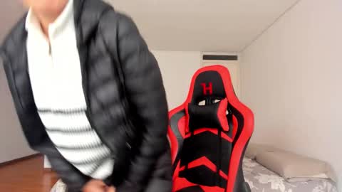 Snapshot of zoe_jeane_beker chatting on December 18, 2025, 7:53 pm ZOE online show from December 18, 2025, 7:53 pm