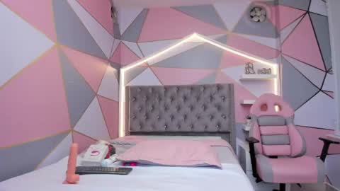   online show from April 18, 2026, 7:07 pm