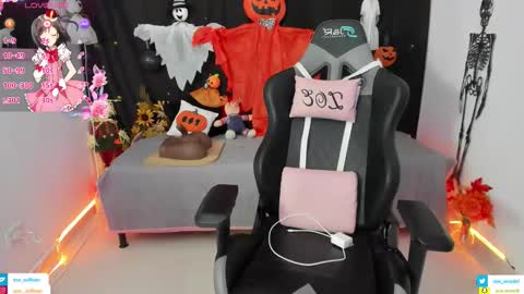 zoe_sullivan_ online show from October 28, 2025, 9:35 am