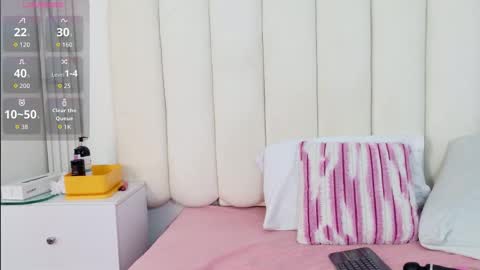 zoeameliie online show from October 8, 2025, 12:41 am