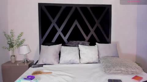 Zoe 3 online show from May 26, 2026, 5:42 pm