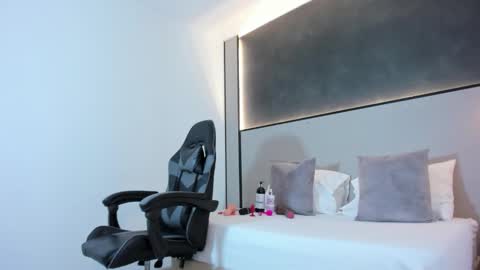 zoee_zi online show from October 24, 2025, 8:05 pm