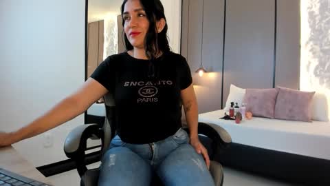 zoee_zi online show from December 4, 2025, 7:33 pm
