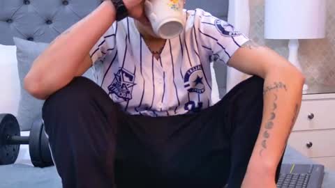 Zoe Krug online show from November 7, 2025, 11:43 am