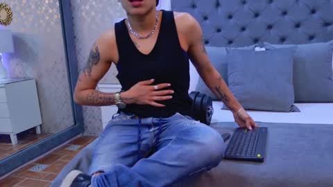 Zoe Krug online show from November 19, 2025, 11:43 am