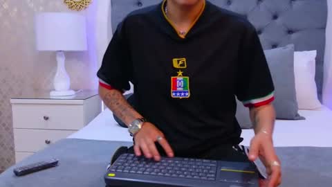 Zoe Krug online show from November 25, 2025, 11:32 am