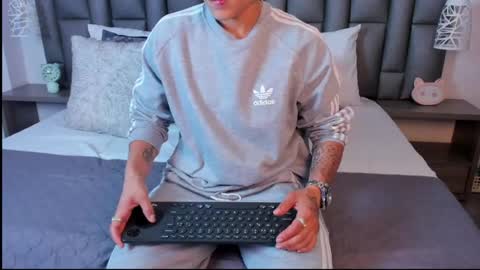 Zoe Krug online show from April 21, 2026, 12:33 pm