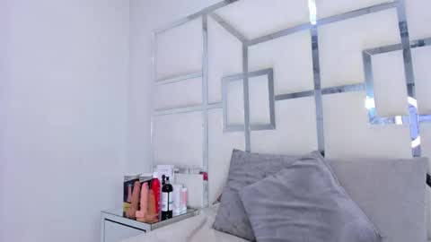 ZoeSwam online show from December 17, 2025, 12:11 pm