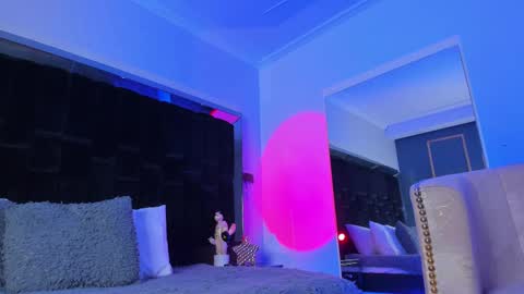 zoevidal_ online show from March 7, 2025, 11:51 am