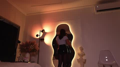 zoevidal_ online show from April 20, 2026, 11:57 am