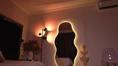 zoevidal_ online show from April 21, 2026, 12:11 pm