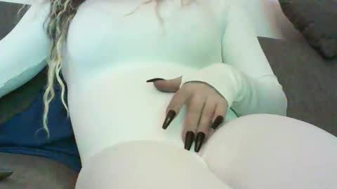 Snapshot of zoro2712 chatting on December 21, 2025, 6:59 pm Roy online show from December 21, 2025, 6:59 pm