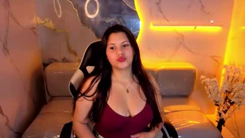 Snapshot of zuri_tp chatting on August 7, 2026, 3:14 pm Zuri online show from August 7, 2026, 3:14 pm