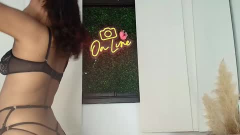 Zuri  online show from November 30, 2025, 7:07 pm