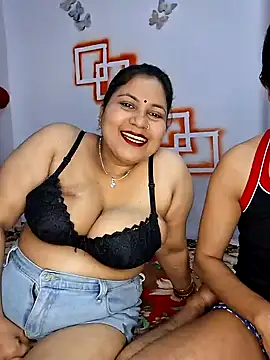 MOM-SUN-COUPLE online show from January 3, 2025, 4:16 pm
