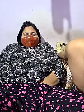 MOM-SUN-COUPLE online show from September 8, 2025, 7:13 pm