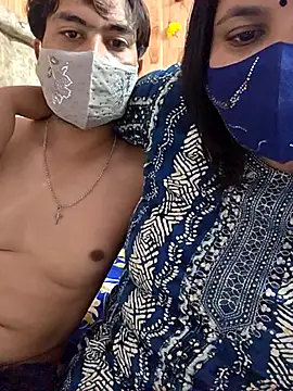 MOM-SUN-COUPLE online show from September 11, 2025, 5:13 pm