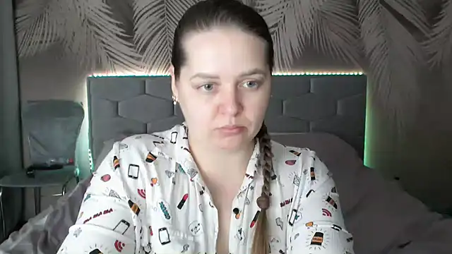 uliastar online show from February 4, 2025, 10:43 am