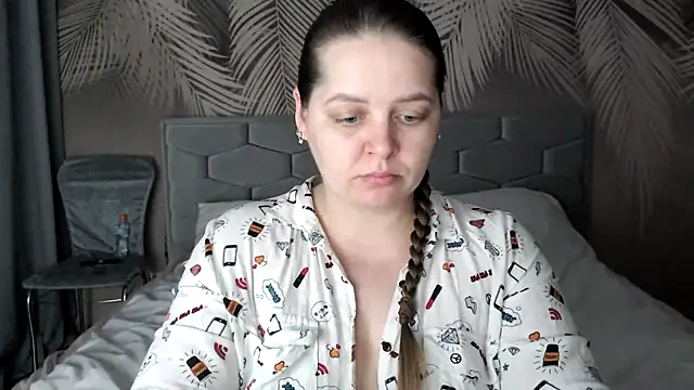 uliastar online show from February 12, 2025, 1:06 pm