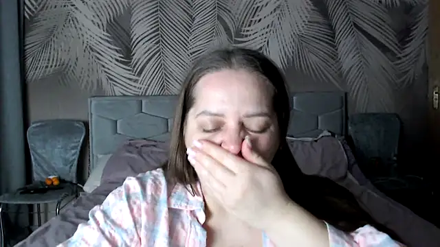 uliastar online show from December 5, 2025, 7:06 am