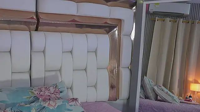 kinkylittlegirll online show from April 22, 2026, 2:47 am