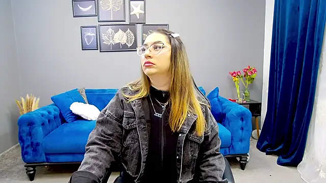 Katewalker  online show from March 20, 2025, 6:09 pm