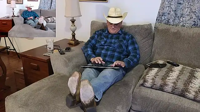 Foxhunt99 online show from February 5, 2025, 3:02 am