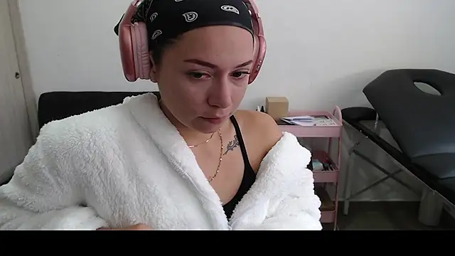 MommyMiaWs online show from March 5, 2025, 4:24 pm