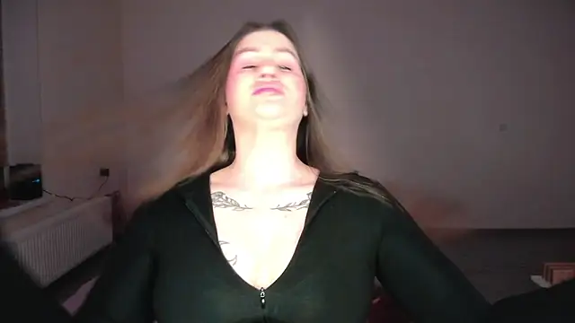 JuicyHelenX online show from April 18, 2026, 8:09 pm