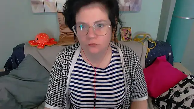 EverlyRays online show from November 28, 2025, 5:21 am