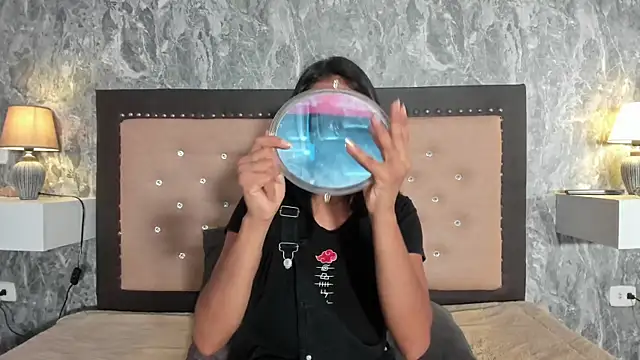 JuliKim  online show from February 9, 2026, 12:31 pm