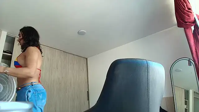 Snapshot of roxana_collins chatting on July 7, 2026, 7:40 pm roxana collins online show from July 7, 2026, 7:40 pm