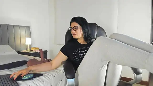 adriana71 online show from April 11, 2026, 2:05 am