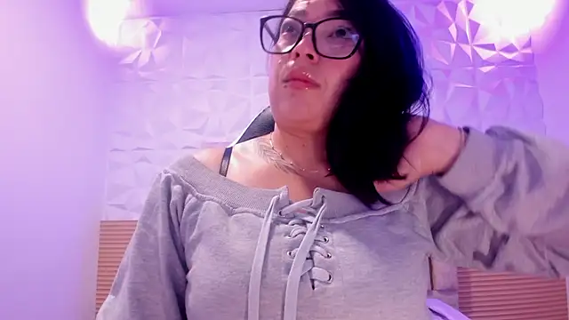 Snapshot of PauletteJ chatting on June 9, 2026, 11:44 am PauletteJ online show from June 9, 2026, 11:44 am